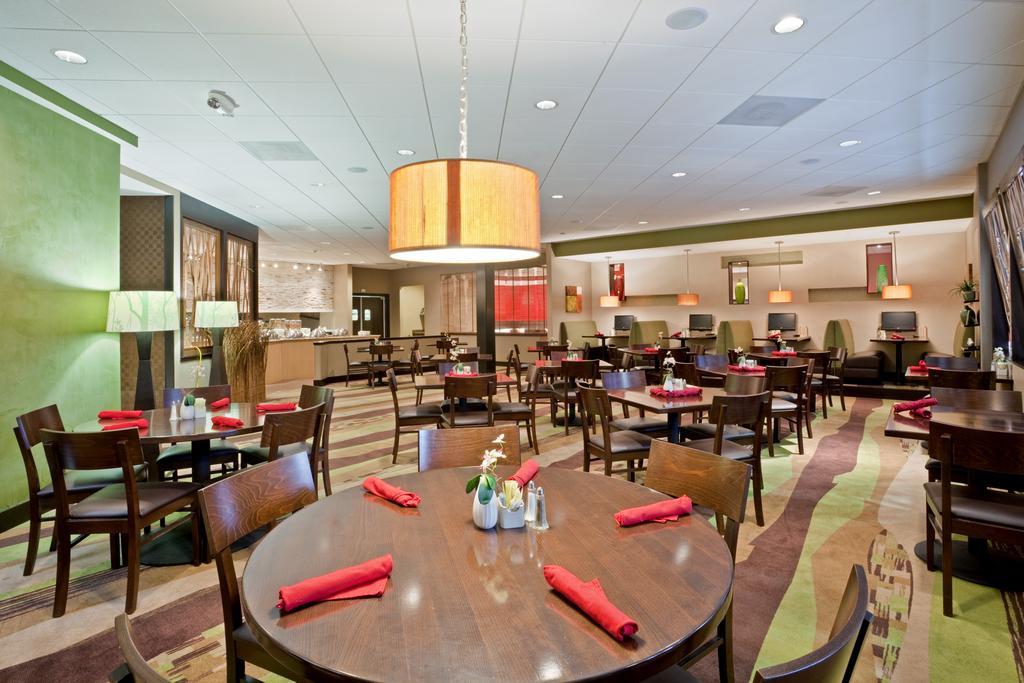 Holiday Inn Olathe Medical Center Restaurant photo